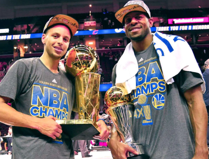 Góc Nhìn MMOO: Năm 2015 Warriors hạ Cavaliers vô địch, Iguodala trung bình 16+5+4 đoạt FMVP, Curry thì sao?